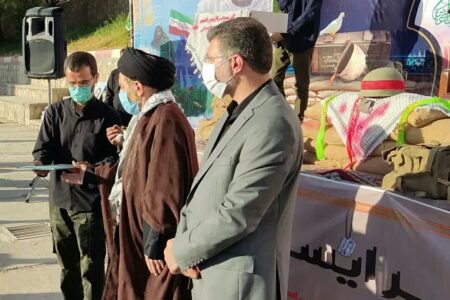 اهدای لوح سپاس به خانواده معظم شهدای محله کوی ارتش توسط فرمانده قرارگاه فرهنگی جهادی امام زین العابدین(ع) و نماینده ولی فقیه در استان لرستان