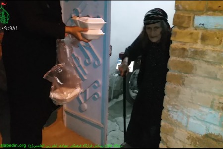 توزیع غذای گرم توسط قرارگاه فرهنگی جهادی امام زین العابدین(ع) در یکی از محلات محروم خرم آباد
